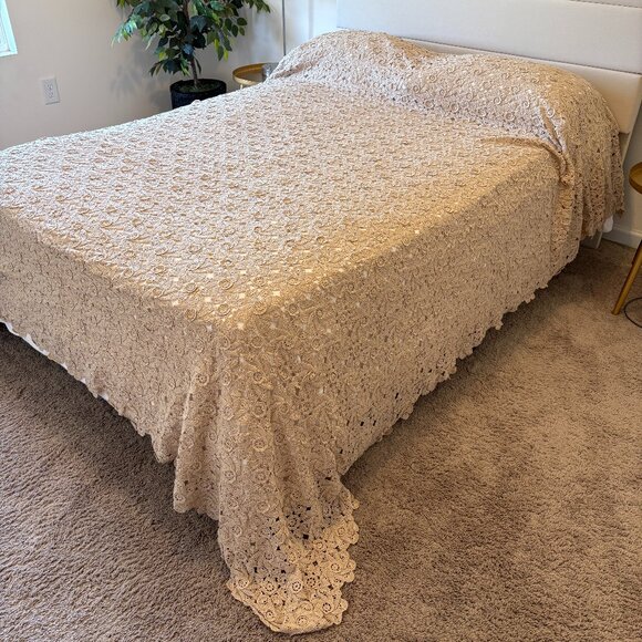 Vintage Handmade Crochet  F/QUEEN Bedspread W Rosette Ecru Made In Italy Cotton - Picture 1 of 9